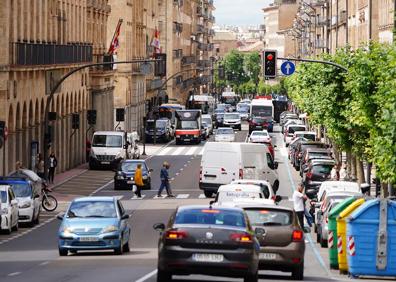 Imagen secundaria 1 - En la parte superior una imagen de la Gran Vía madrileña. La segunda fotografía, en la parte inferior izquierda la Gran Vía de Salamanca, una fotografía de Manuel Laya. En tercer lugar la calle Larios de Málaga, fotografía de Nito Salas.