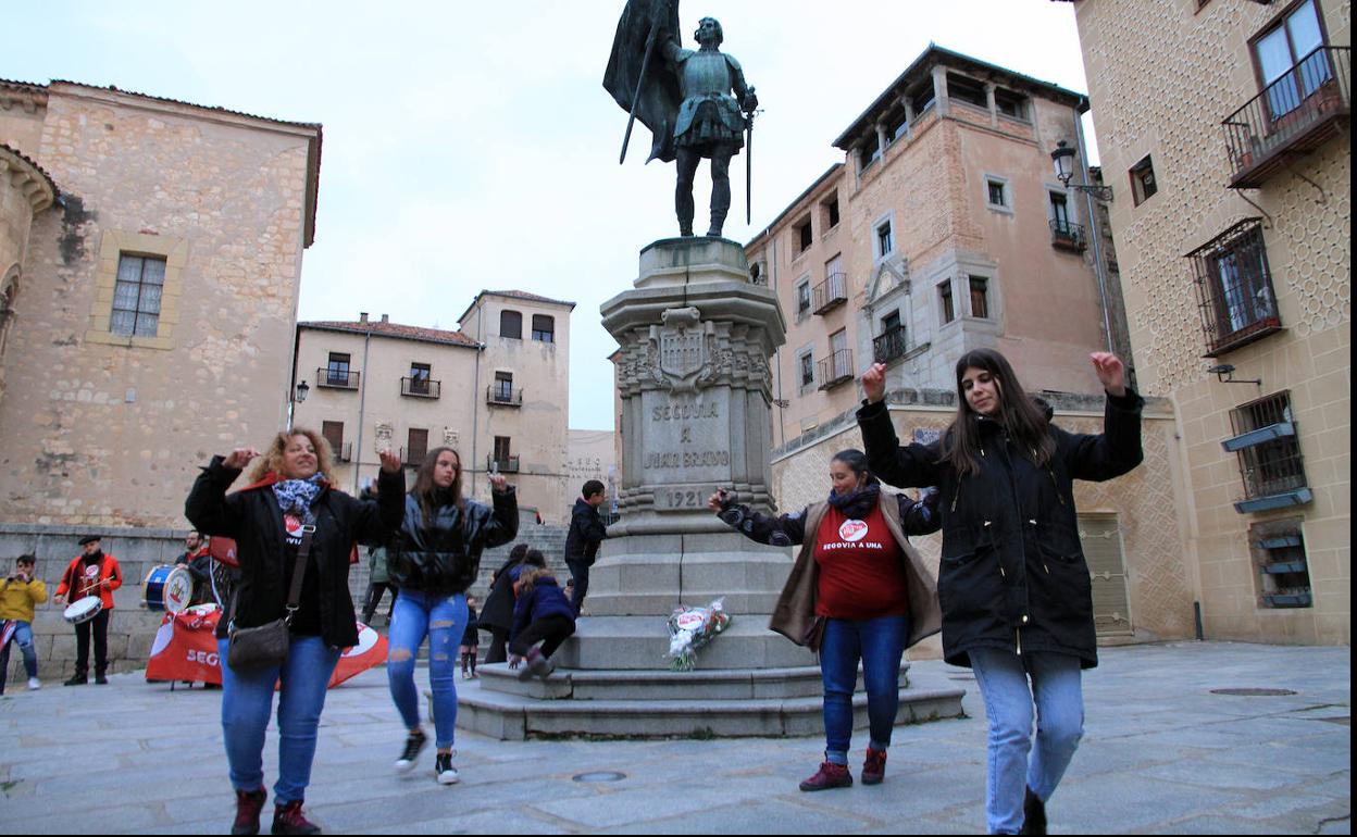 Jotas a los pies de la estatua de Juan Bravo en Segovia en el acto organizado por Segovia Viva. 