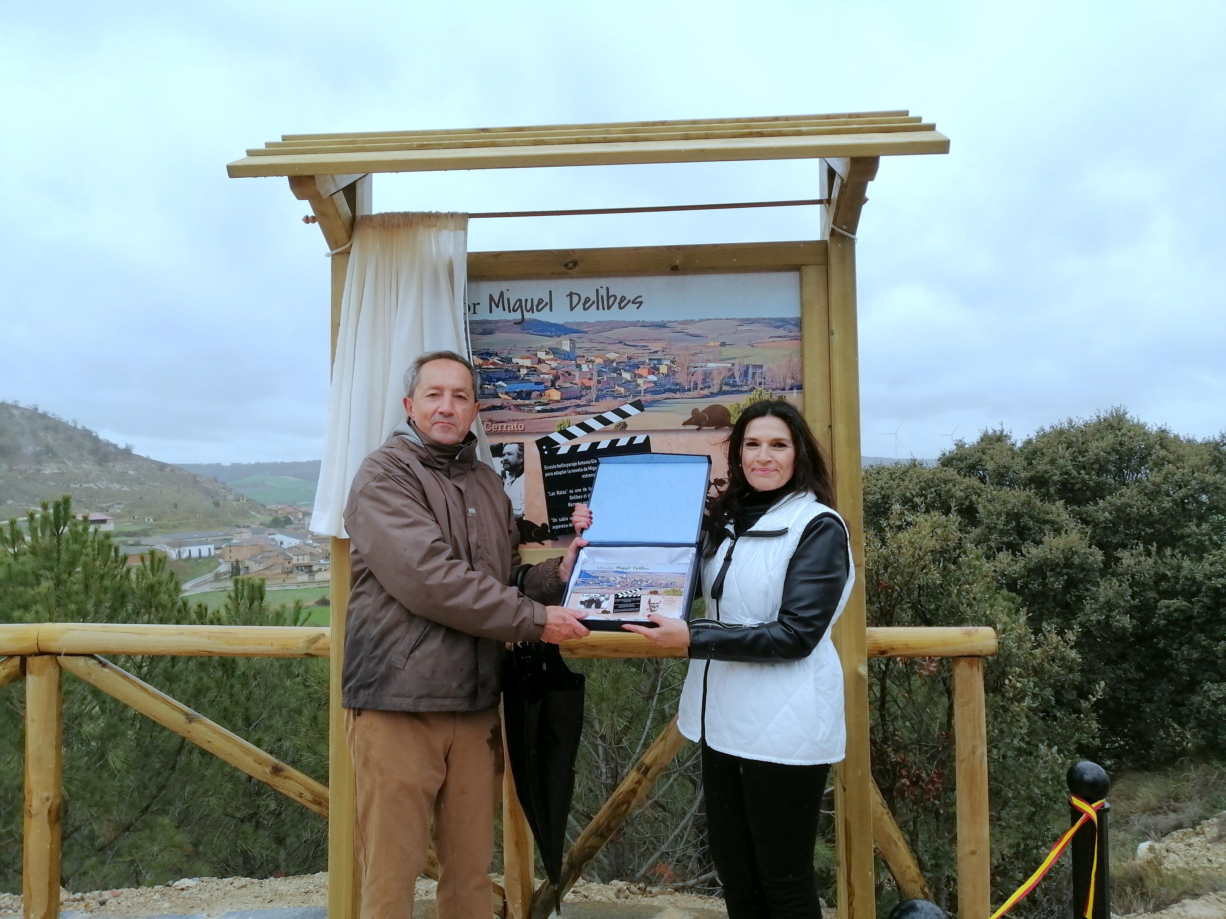 Coincidiendo con el Día del Libro y la Fiesta de Castilla y León, Valdecañas de Cerrato inauguró el Mirador Miguel Delibes