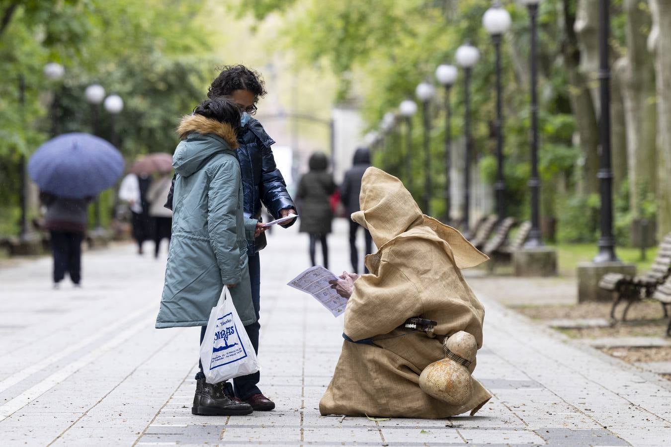 Fotos: Gincana literaria teatralizada en el Campo Grande de Valladolid