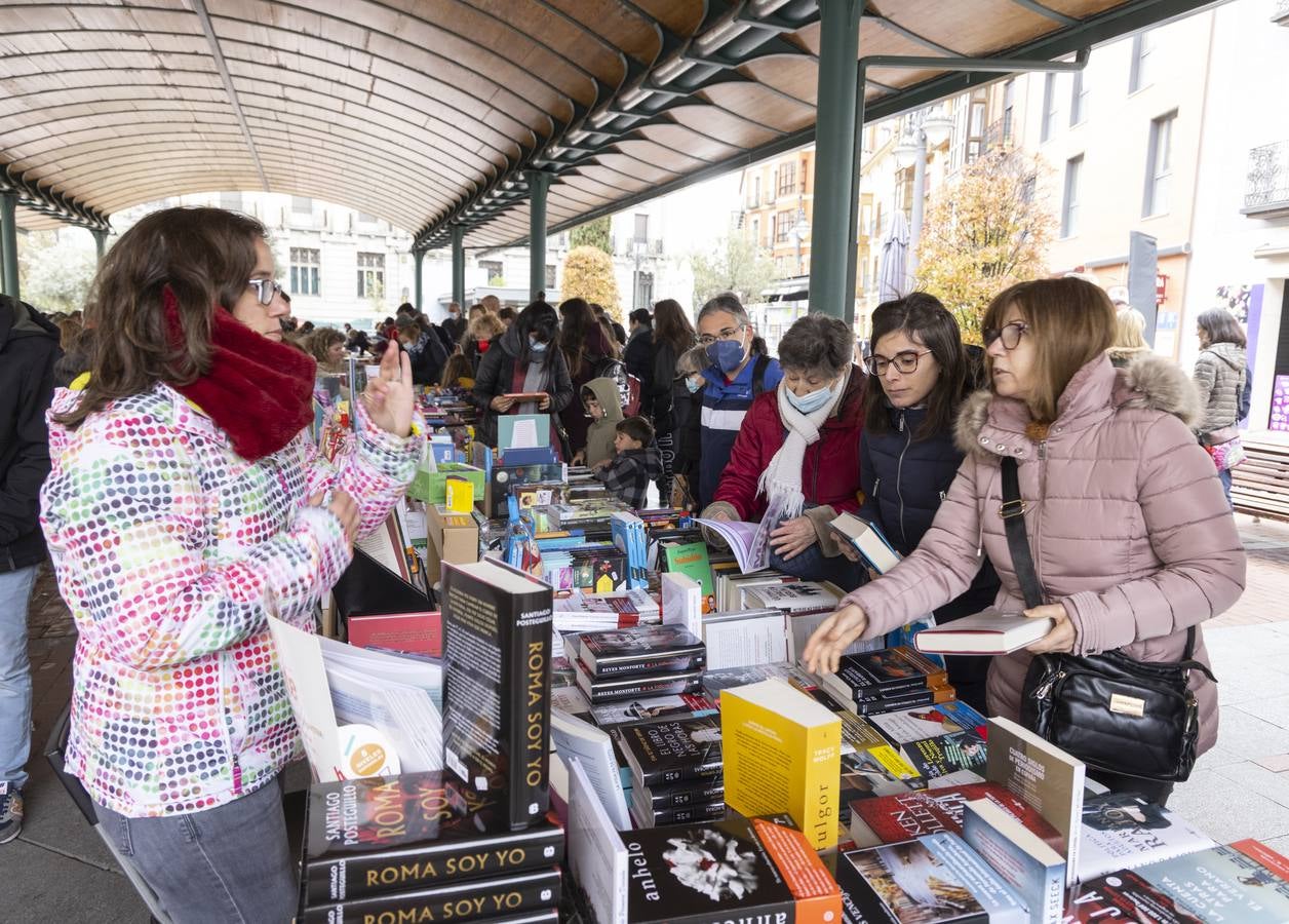Fotos: Día de Libro en la Plaza de España de Valladolid