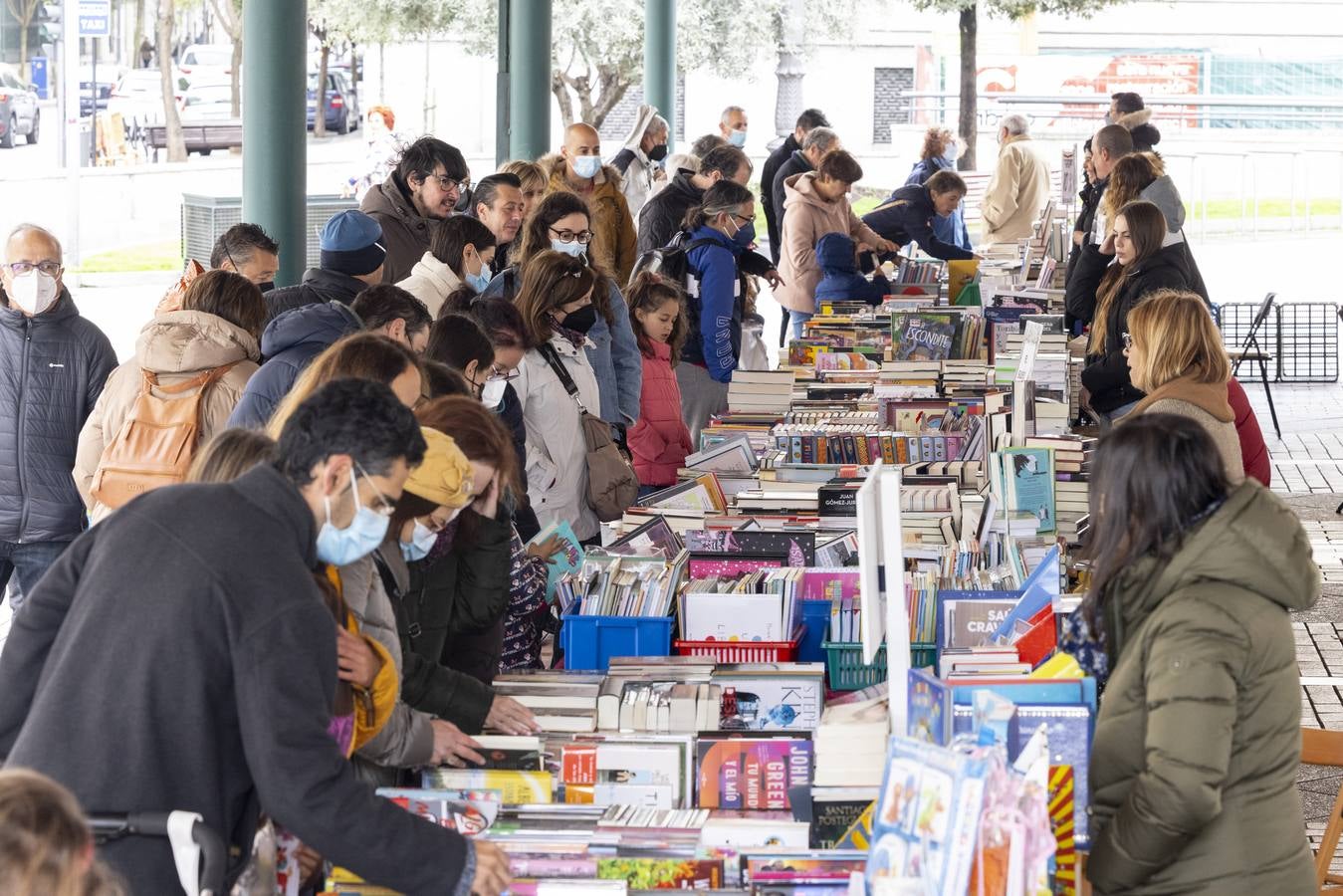 Fotos: Día de Libro en la Plaza de España de Valladolid
