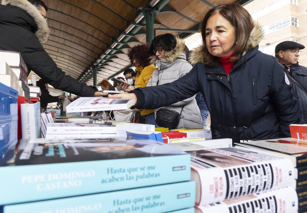 Fotos: Día de Libro en la Plaza de España de Valladolid