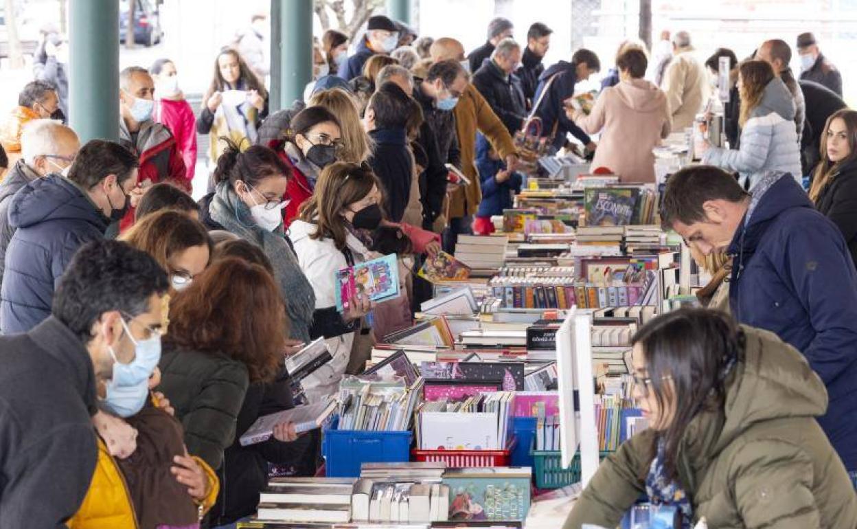 Arriba, los puesto de libreros en la Plaza España. 