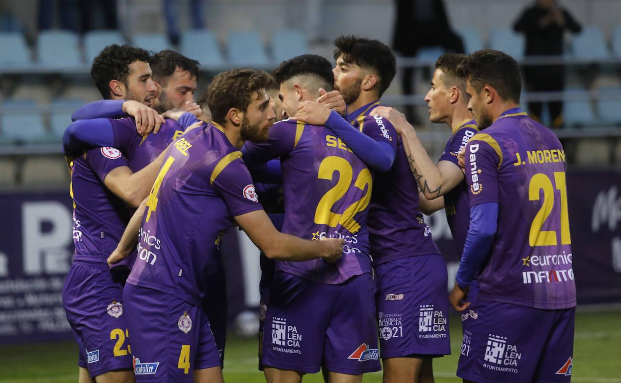 La plantilla morada celebra uno de los goles ante el Llanera, este sábado. 