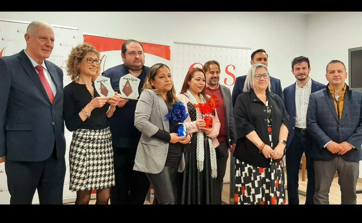 Los promotores del concruso, con los ganadores. 