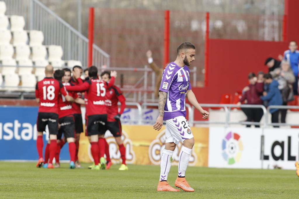 Roger mira al suelo mientras los jugadores del Mirandés celebran uno de los goles. 