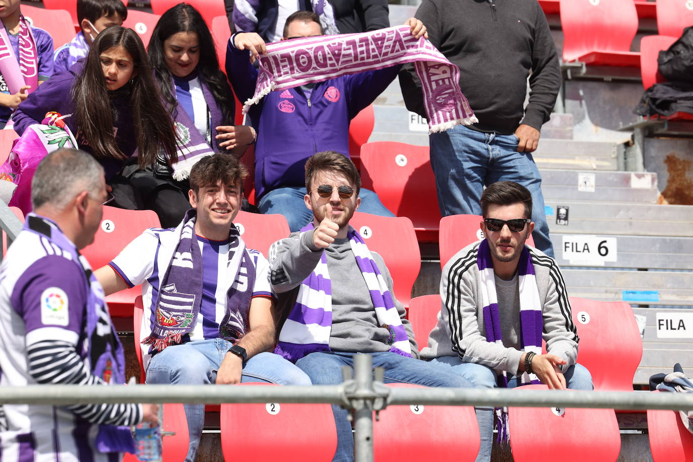 Fotos: La afición del Real Valladolid antes y durante el partido ante el Mirandés (1/2)