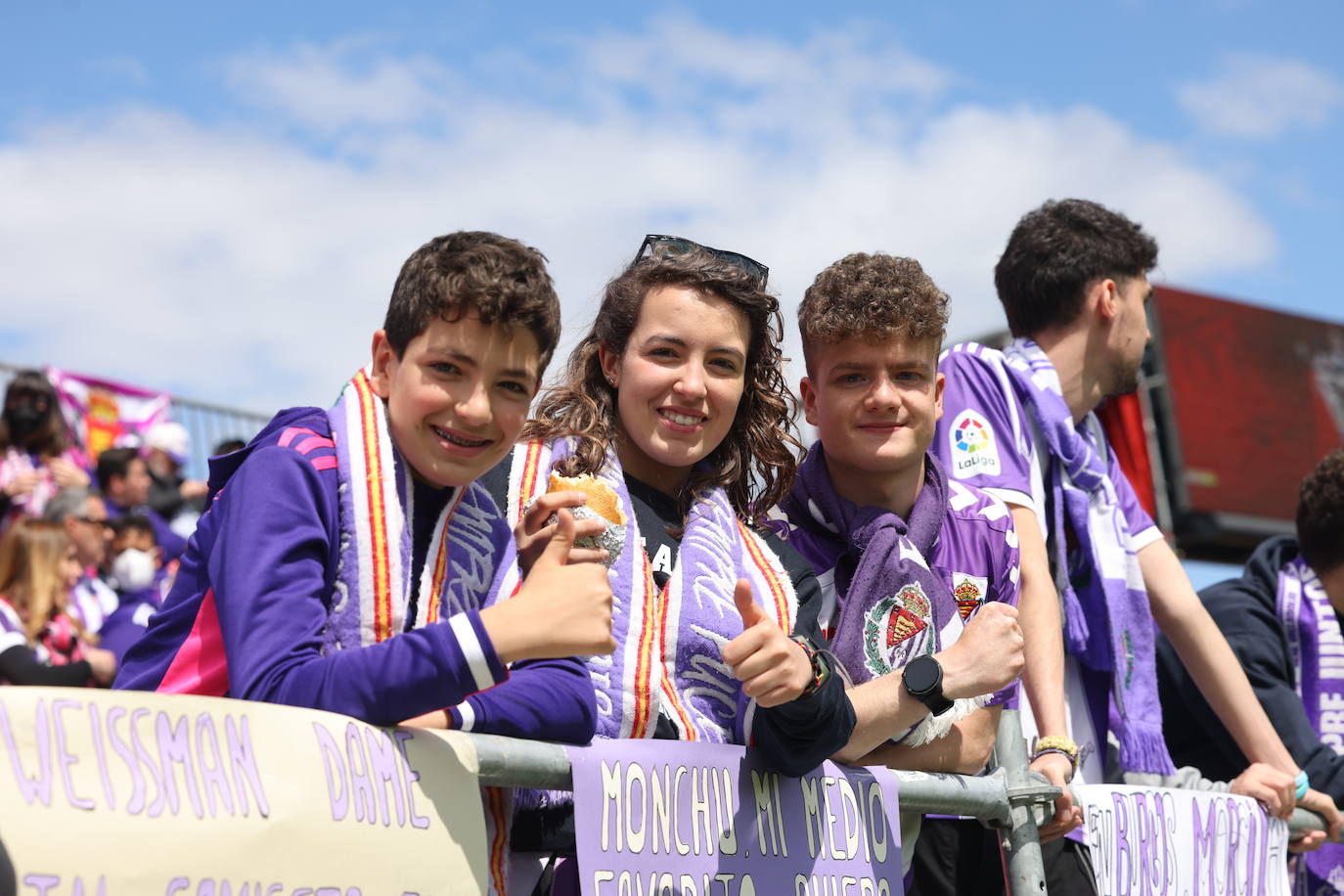 Fotos: La afición del Real Valladolid antes y durante el partido ante el Mirandés (1/2)