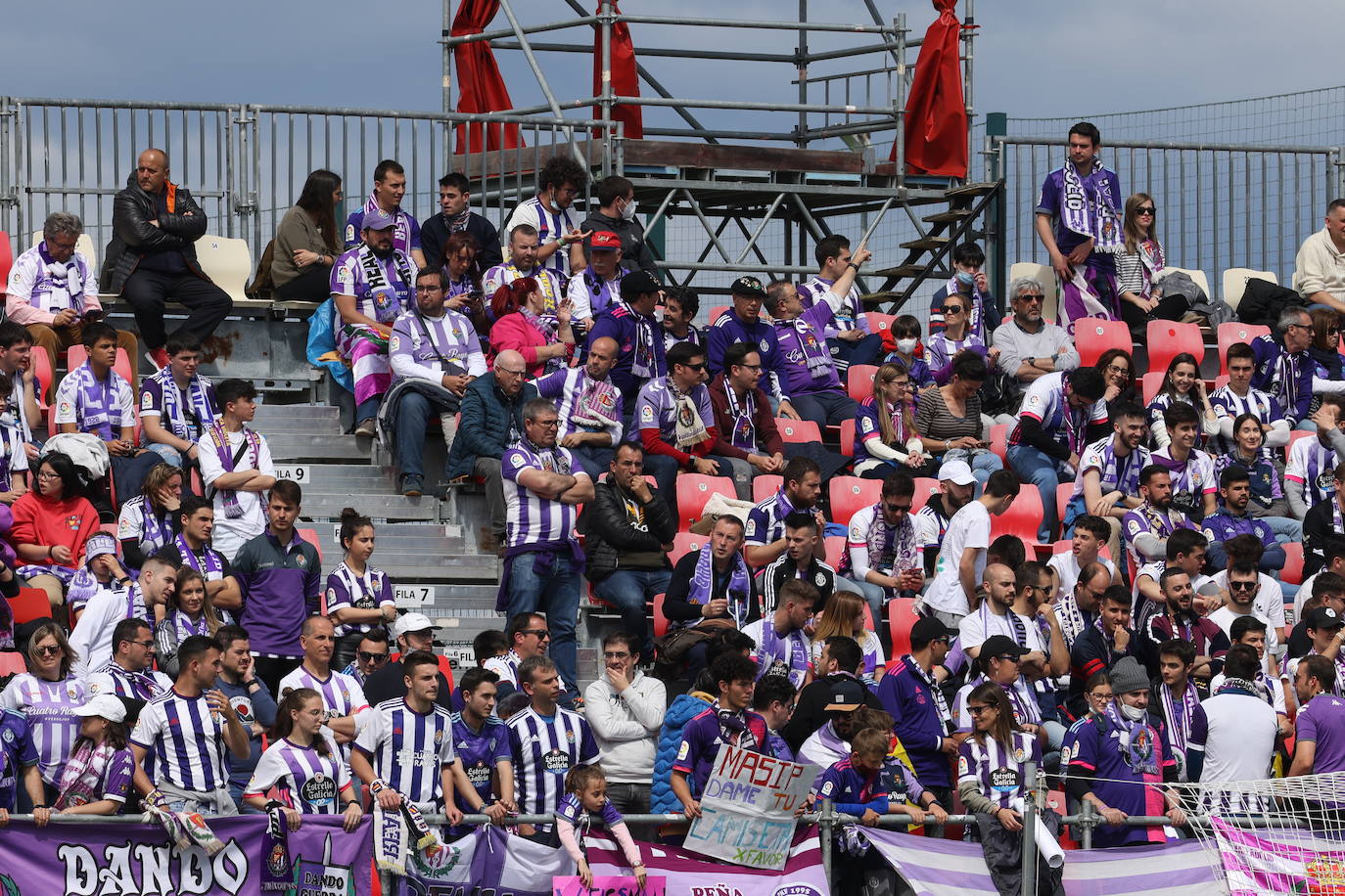 Fotos: La afición del Real Valladolid antes y durante el partido ante el Mirandés (2/2)