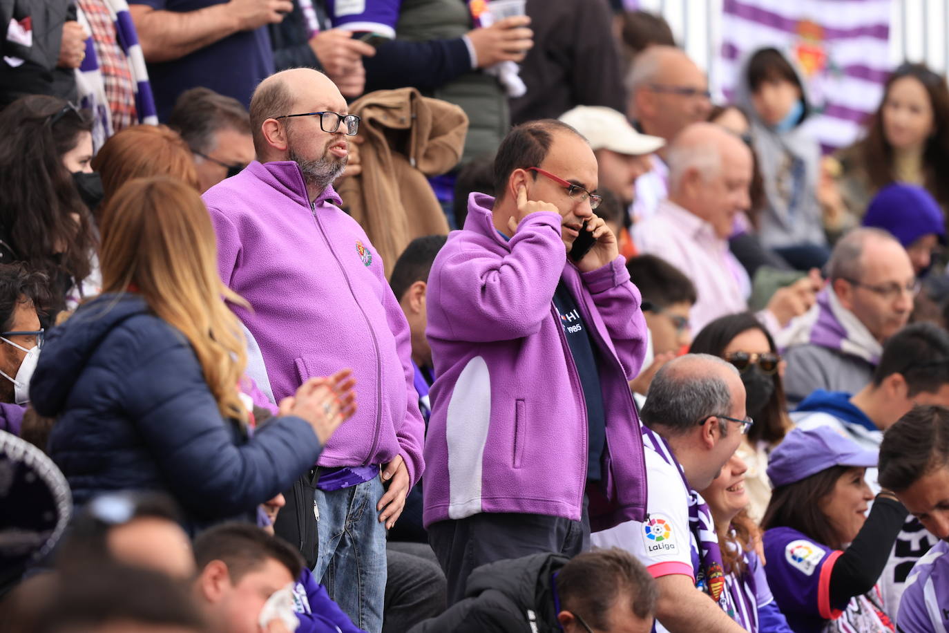 Fotos: La afición del Real Valladolid antes y durante el partido ante el Mirandés (2/2)