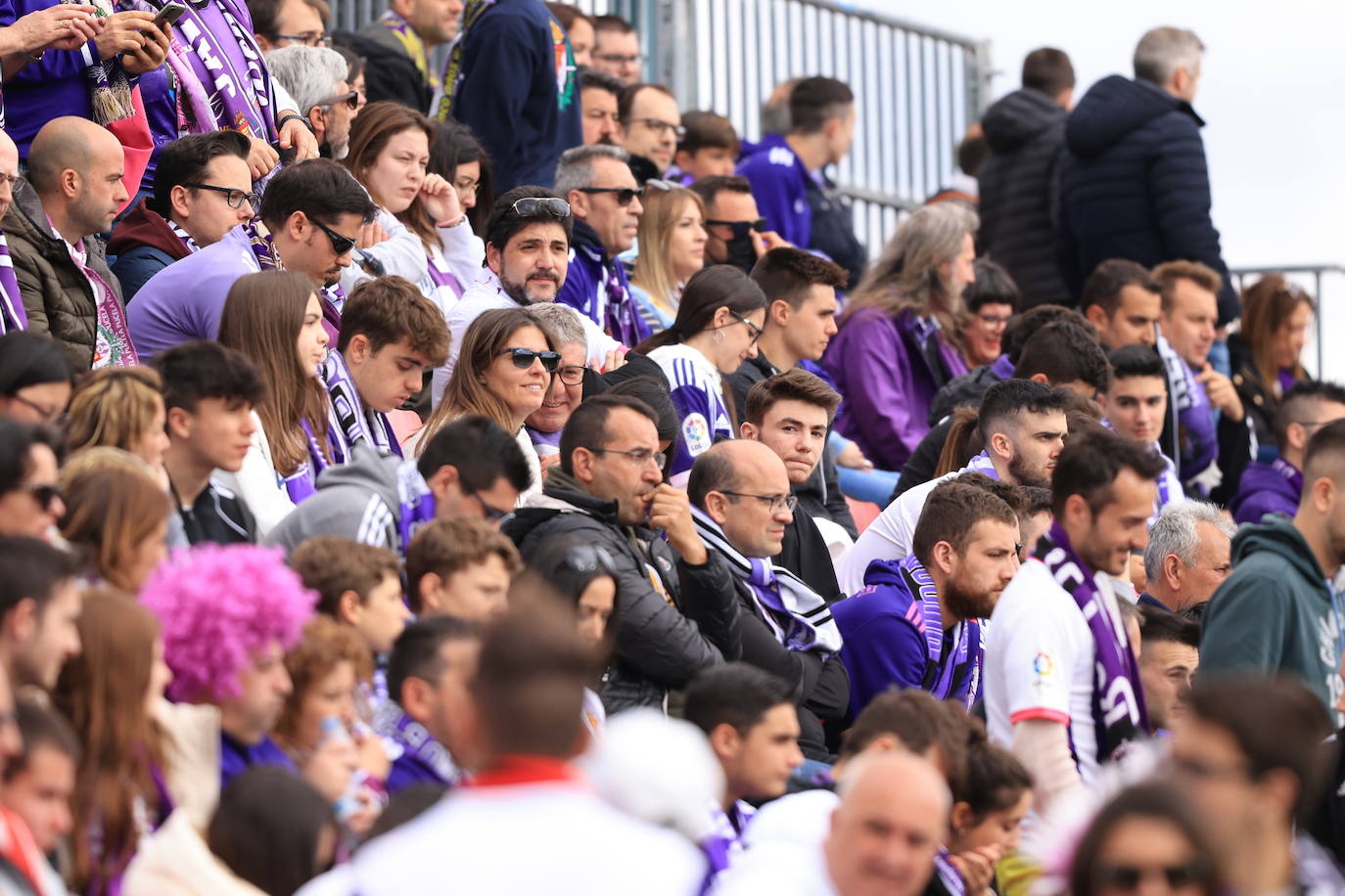 Fotos: La afición del Real Valladolid antes y durante el partido ante el Mirandés (2/2)