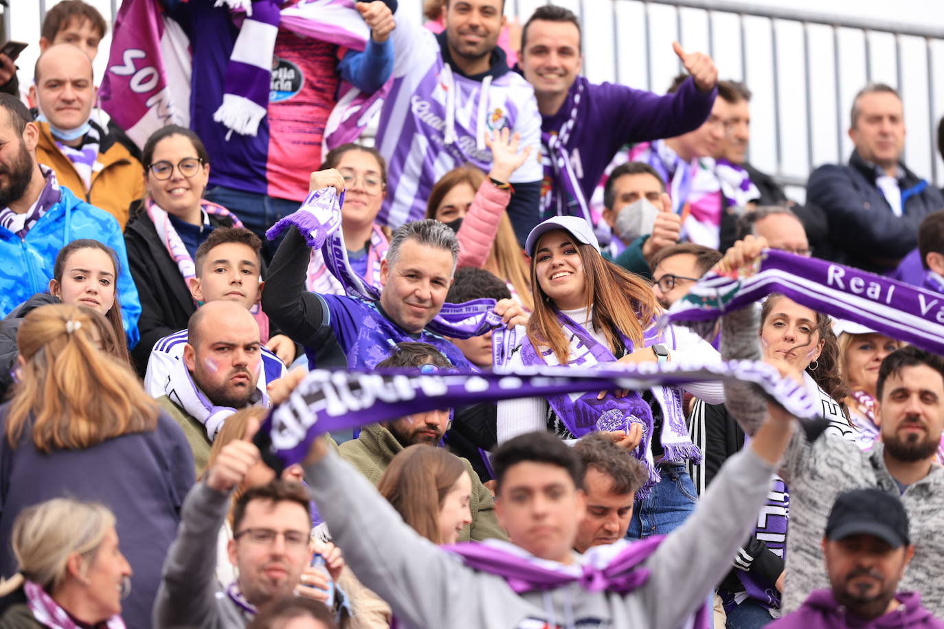 Fotos: La afición del Real Valladolid antes y durante el partido ante el Mirandés (2/2)