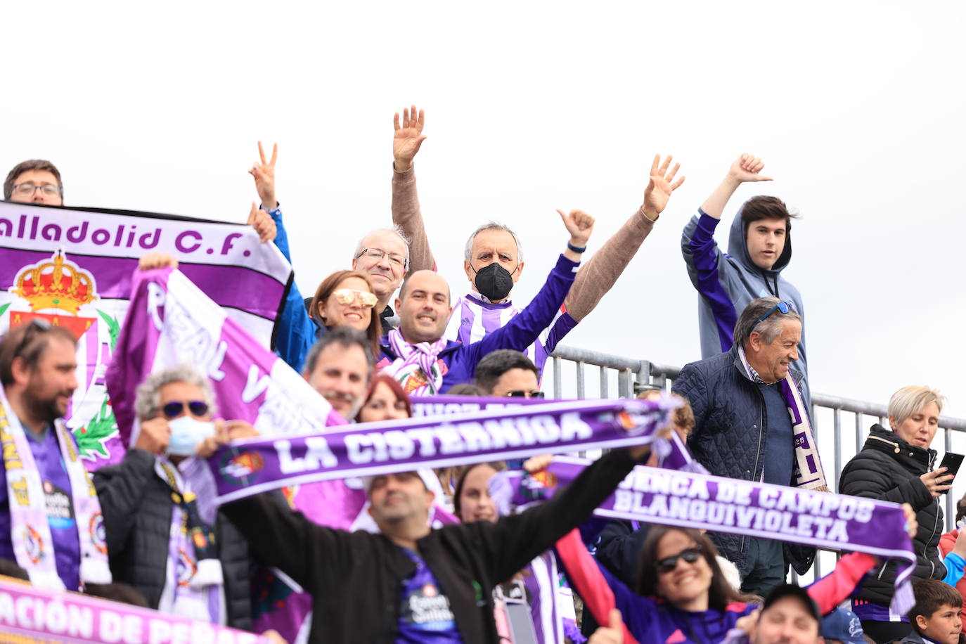 Fotos: La afición del Real Valladolid antes y durante el partido ante el Mirandés (2/2)