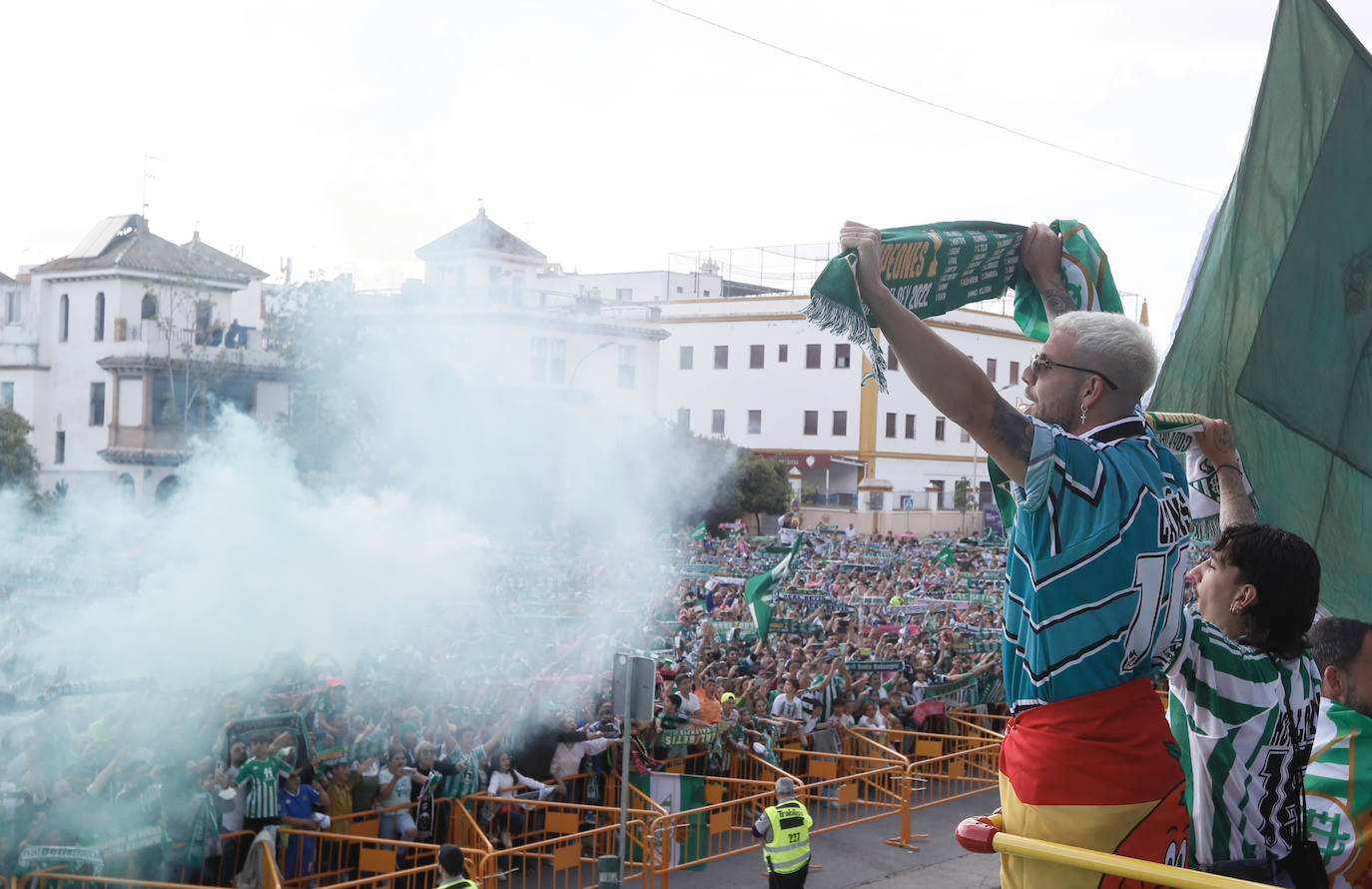 Jugadores del Betis saludan desde el autocar a su afición a la salida del estadio Benito Villamarín, con destino al ayuntamiento de Sevilla, para celebrar su título de Copa del Rey.