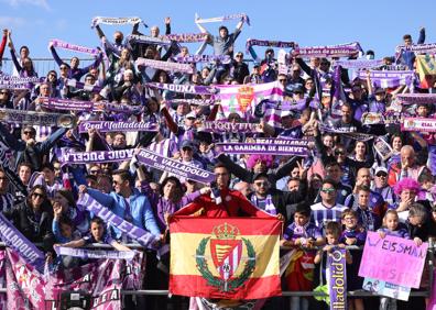 Imagen secundaria 1 - Seguidores del Real Valladolid en Anduva. 