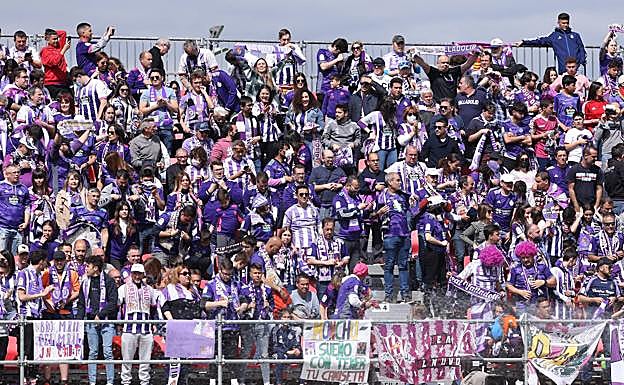 Imagen principal - Seguidores del Real Valladolid en Anduva. 