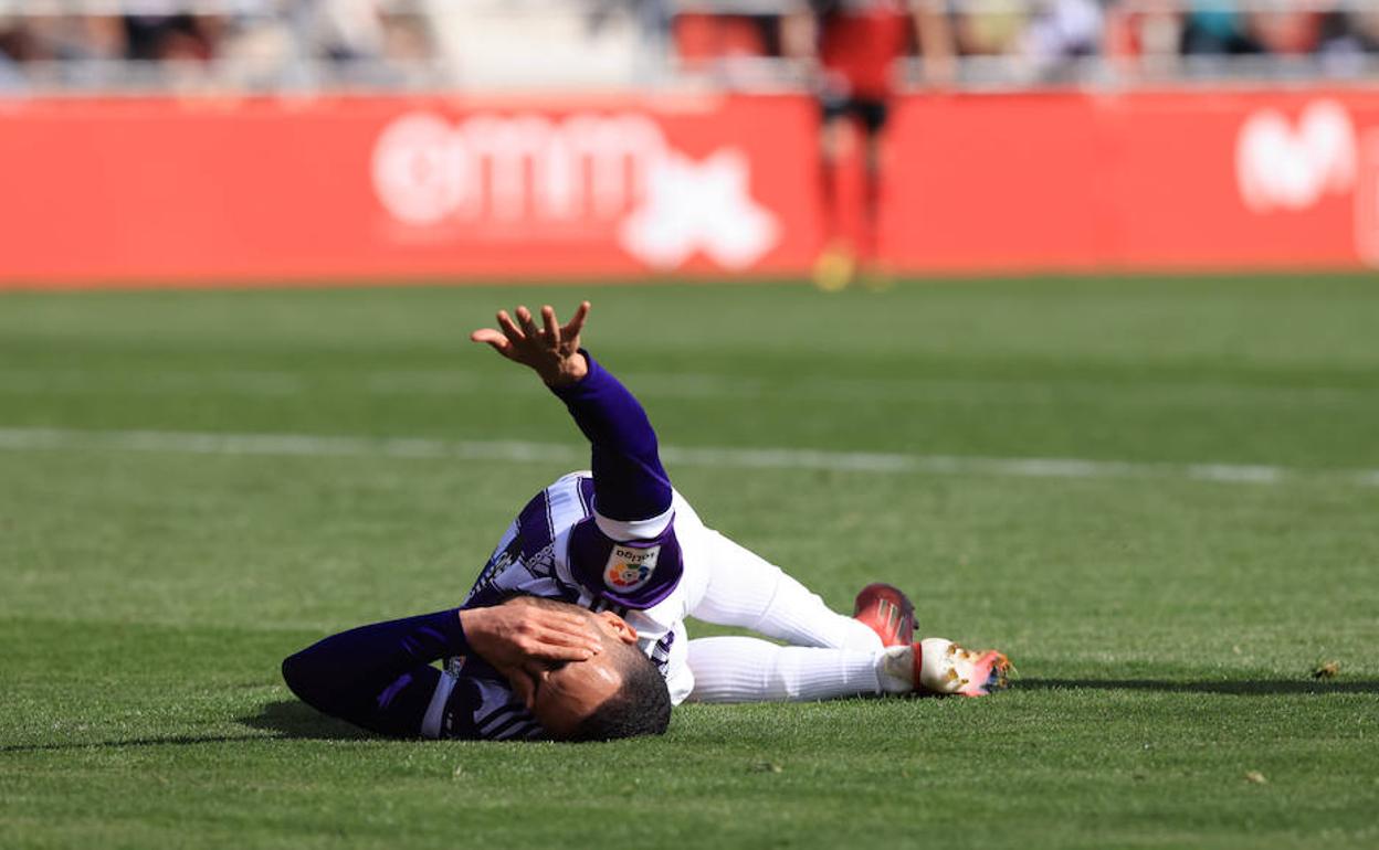 Anuar se duele en el suelo de un fuerte golpe recibido durante el partido. 