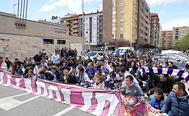 Quedada de seguidores del Real Valladolid en los alrededores de Anduva. 