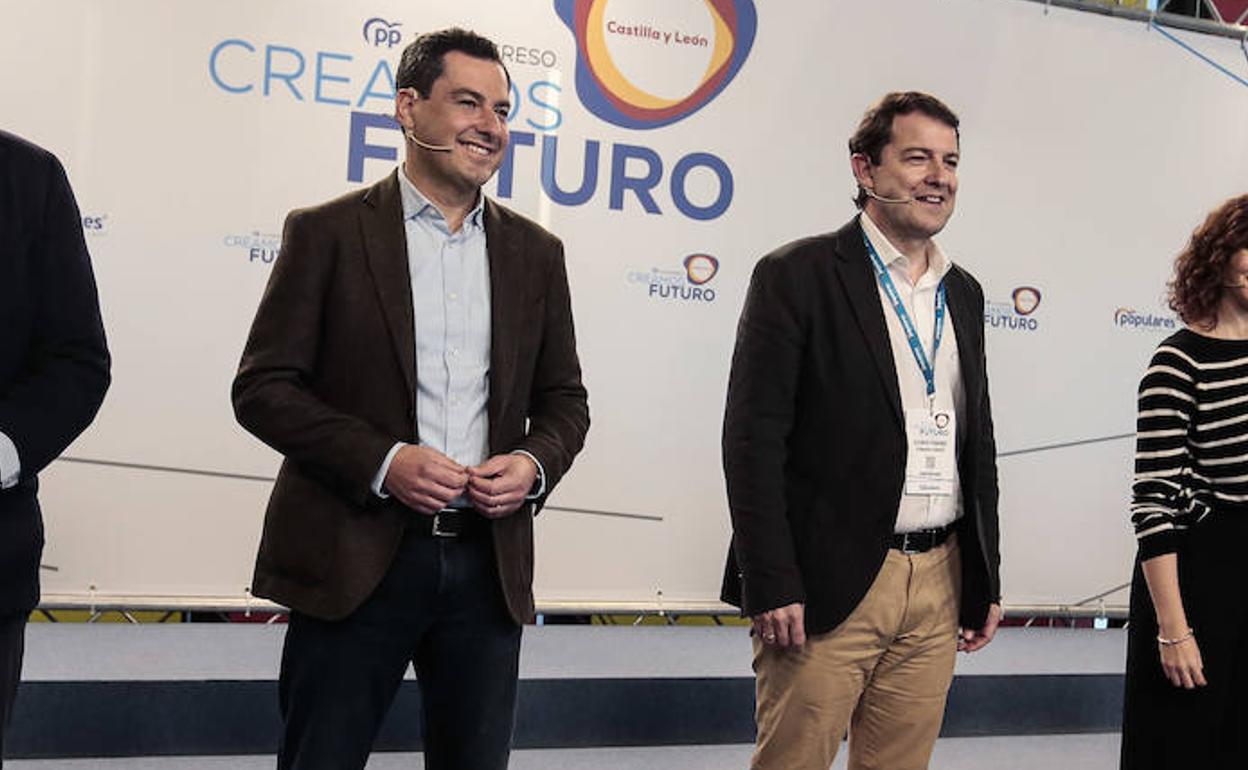 El presidente de Andalucía, Juan Manuel Bonilla, junto a Alfonso Fernández Mañueco durante el XIV Congreso autonómico de Castilla y León. 