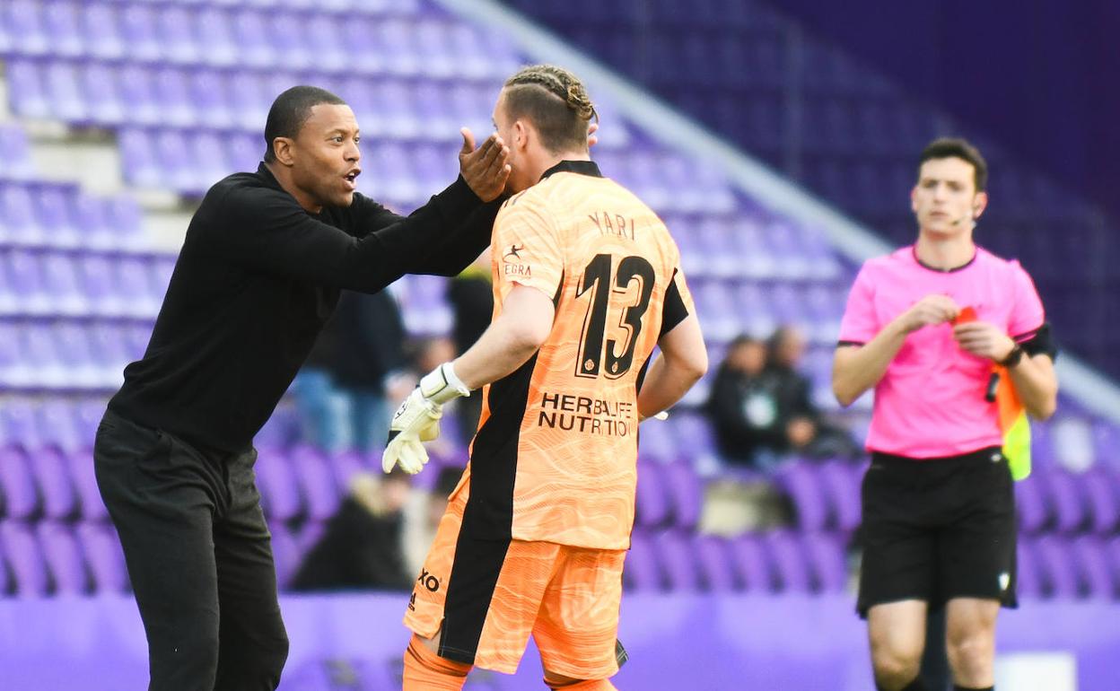 Julio Baptista motiva al portero Meykher, en un instante del encuentro. 