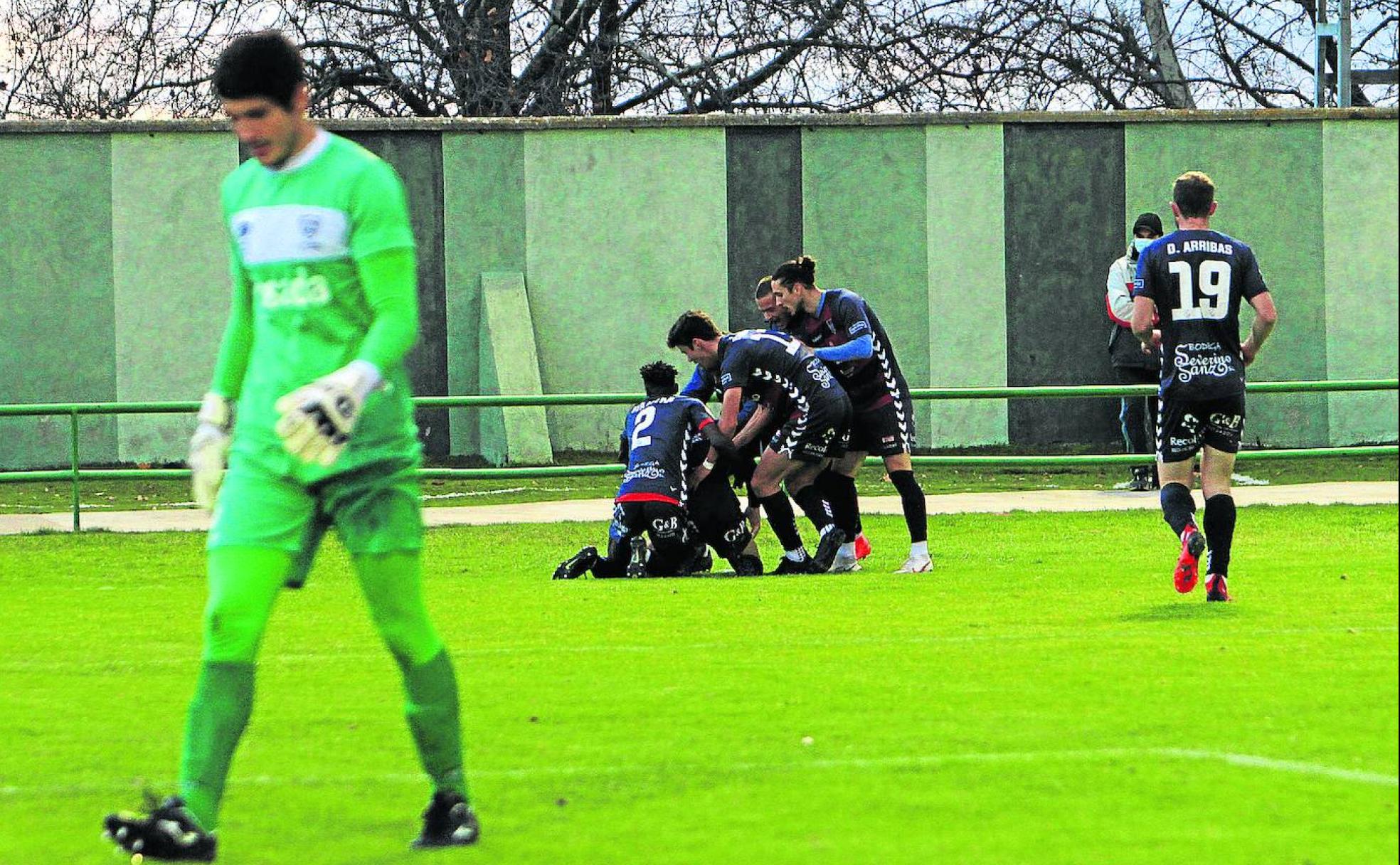 Jugadores de la Segoviana celebran uno de los tantos conseguidos frente al Marino de Luanco durante el partido de la primera vuelta. 