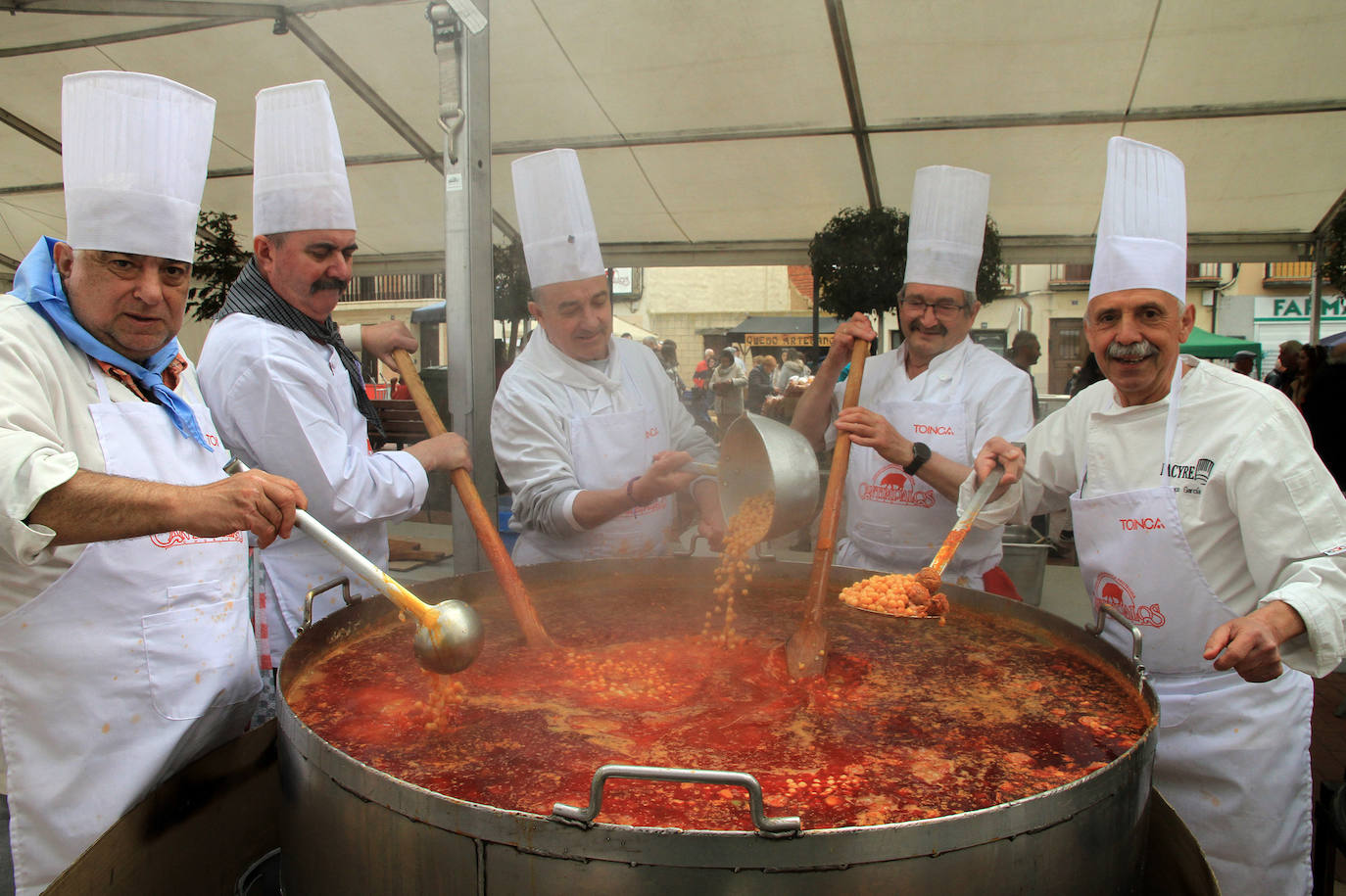 Los cocineros han elaborado una degustación de chorizo de Cantimpalos con garbanzos de Villovela de Pirón y bacalao con verduras este domingo. 