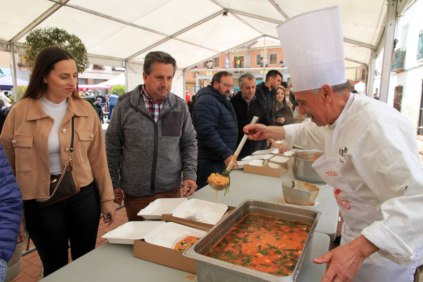 Los cocineros han elaborado una degustación de chorizo de Cantimpalos con garbanzos de Villovela de Pirón y bacalao con verduras este domingo. 