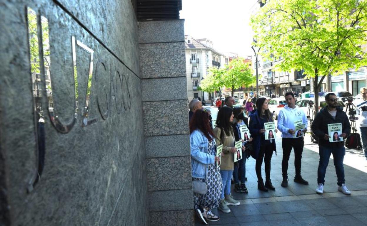 Familiares y vecinos de Esther López, a las puertas de los Juzgados. 