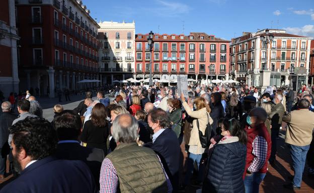 Defensores del soterramiento protestan en la Plaza Mayor por no haberles pemitido el acceso a la audiencia 