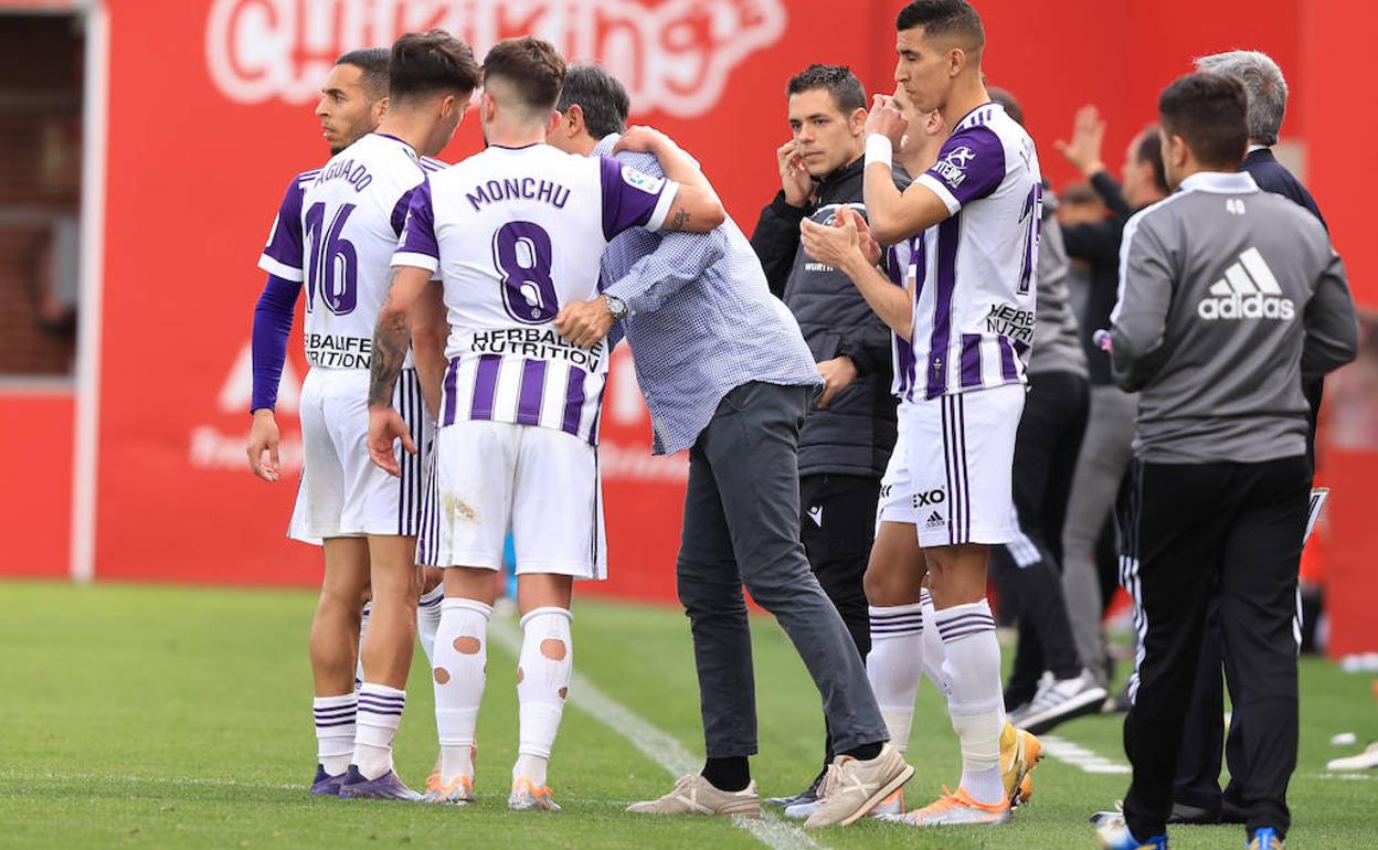 Pacheta se dirige en Miranda a Anuar, Aguado y Monchu antes del cambio de El Yamiq. 