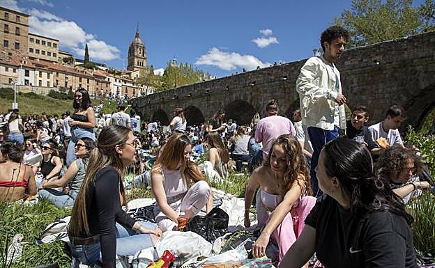Los salmantinos salen al campo en la celebración de la tradicional fiesta del Lunes de Aguas con la merienda típica del hornazo.
