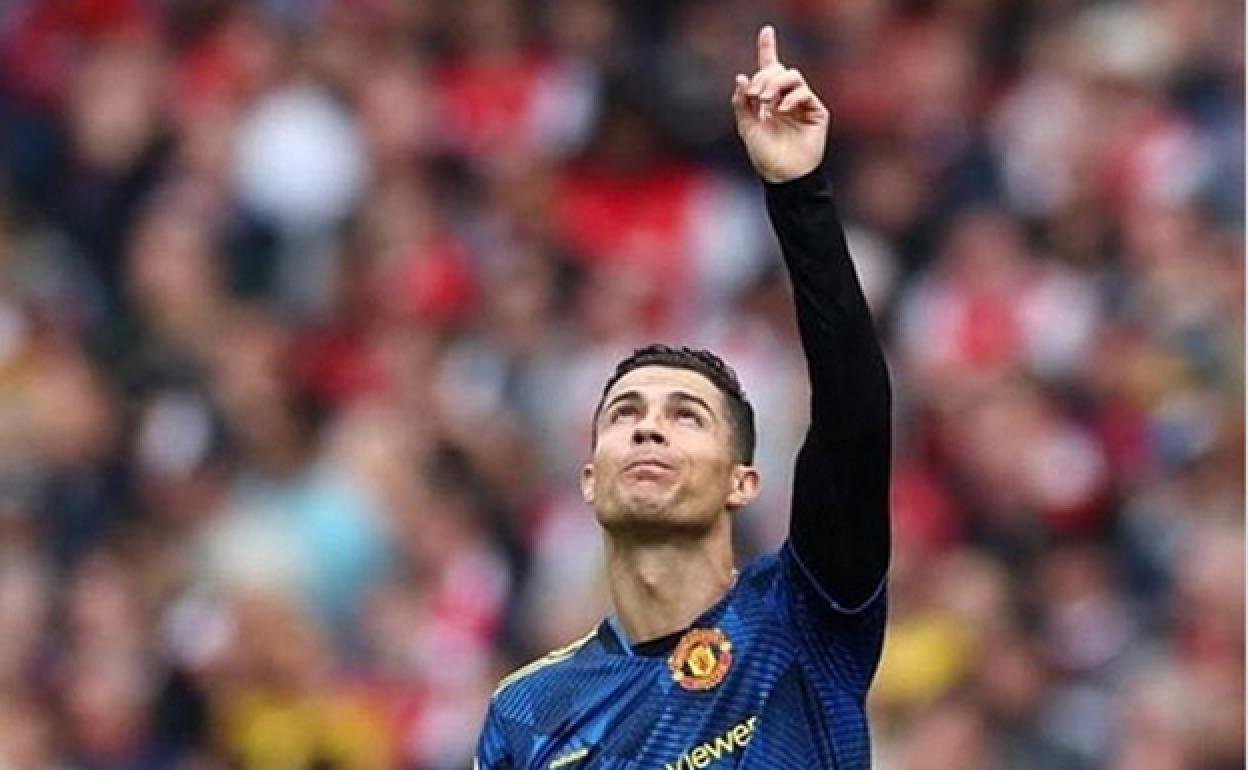 Ronaldo levante el dedo hacia el cielo en homenaje a su hijo fallecido. 