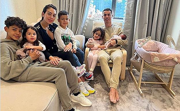 Cristiano y Georgina presentan a la pequeña con todos los miembros de la familia.
