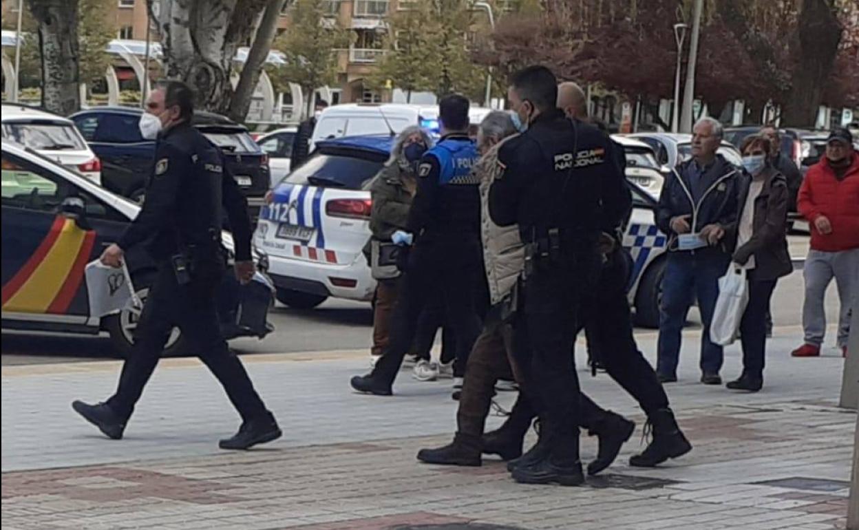 Agentes de Policía Nacional detienen al hombre en las inmediaciones de las oficinas de la compañía eléctrica