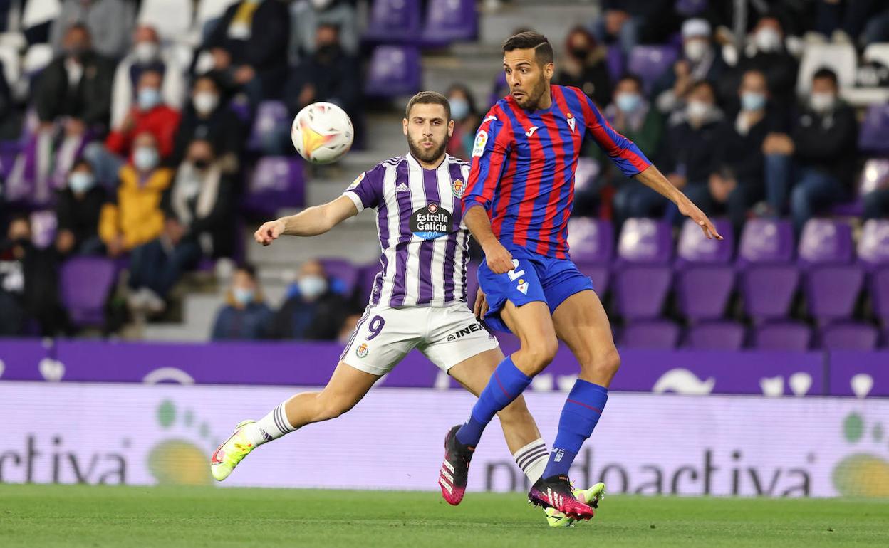 Una acción del Valladolid-Eibar de la primera vuelta en Zorrilla. 