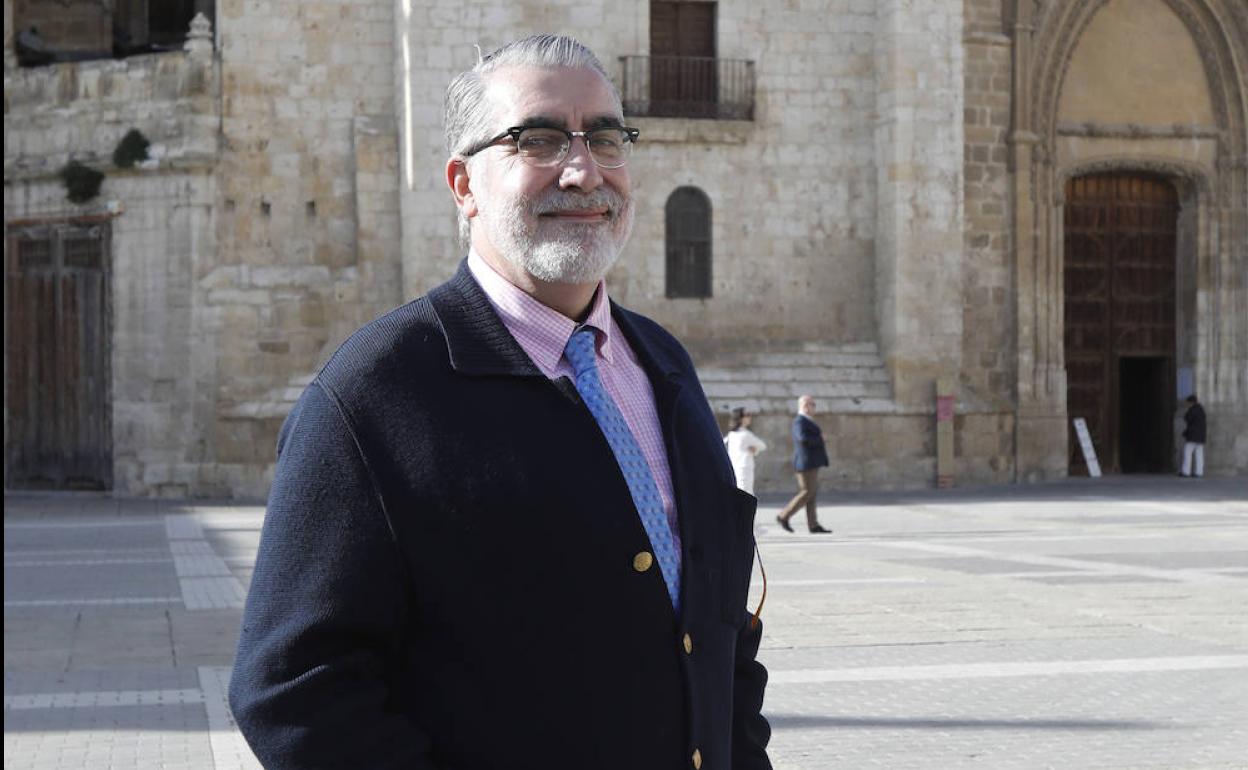 José María Nieto Vigil, en la plaza de la Inmaculada. 