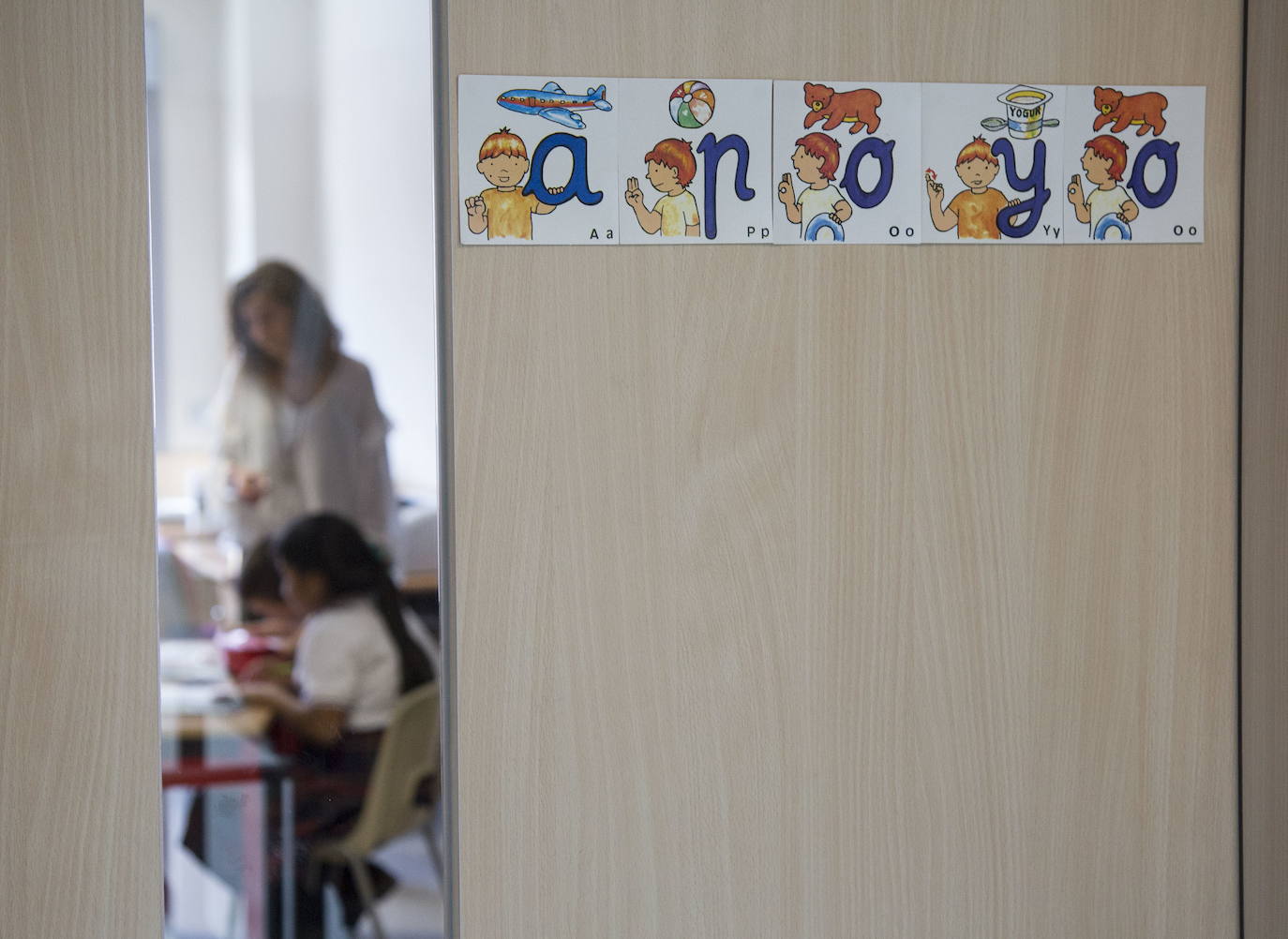 Unos niños atienden en un aula, en una imagen de archivo. 