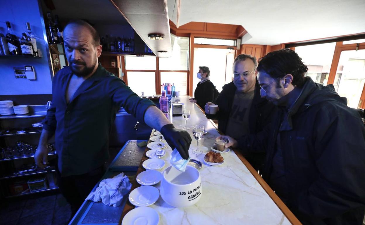 Interior de un bar de Valladolid el primer día del fin de las mascarillas. 