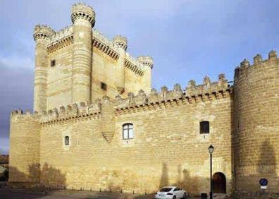 Imagen secundaria 1 - Arriba, lagar antiguo de Eme Bodegas en Fuensaldaña, y arriba el castillo de la misma localidad. 