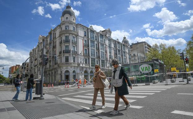 Imagen principal - Arriba, estado de la plaza Zorrilla en obras, en la que esperan eliminar las barreras arquitectónicas. A la izquierda, un ciclista en Bajada de la Libertad, donde piden señalizar el cruce desde Fuente Dorada. A la derecha, plataforma única entre calzada y acera de la calle Platerías.