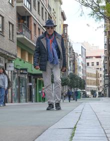 Imagen secundaria 2 - Arriba, estado de la plaza Zorrilla en obras, en la que esperan eliminar las barreras arquitectónicas. A la izquierda, un ciclista en Bajada de la Libertad, donde piden señalizar el cruce desde Fuente Dorada. A la derecha, plataforma única entre calzada y acera de la calle Platerías.