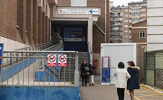 Más de un millar de mayores de 60 años se contagian cada día en la región