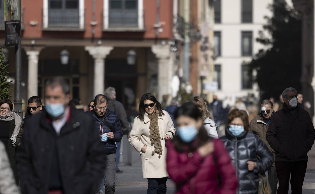 Vallisoletanos con y sin mascarilla en pleno centro de la ciudad. 