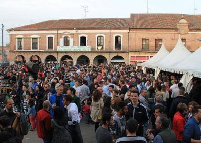 Imagen secundaria 1 - Arriba, bodega subterránea de la familia Sanz en La Seca. Abajo, Feria del Vino de la Fiesta del Verdejo. 