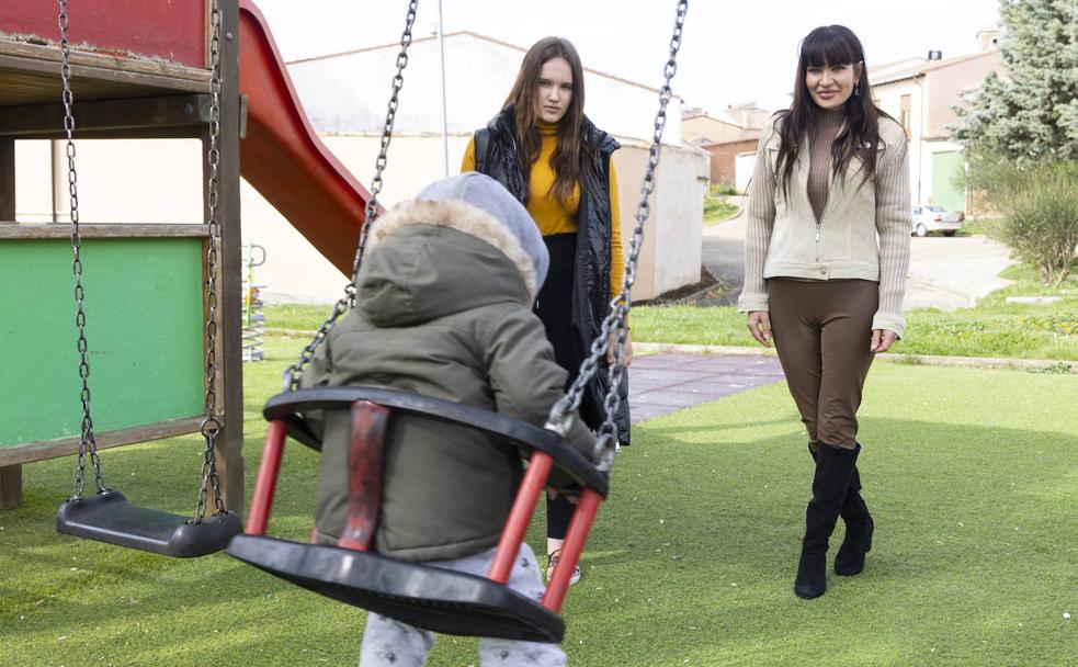 Alina y Anastasya juegan con Yaroslav en el parque de Villalón.