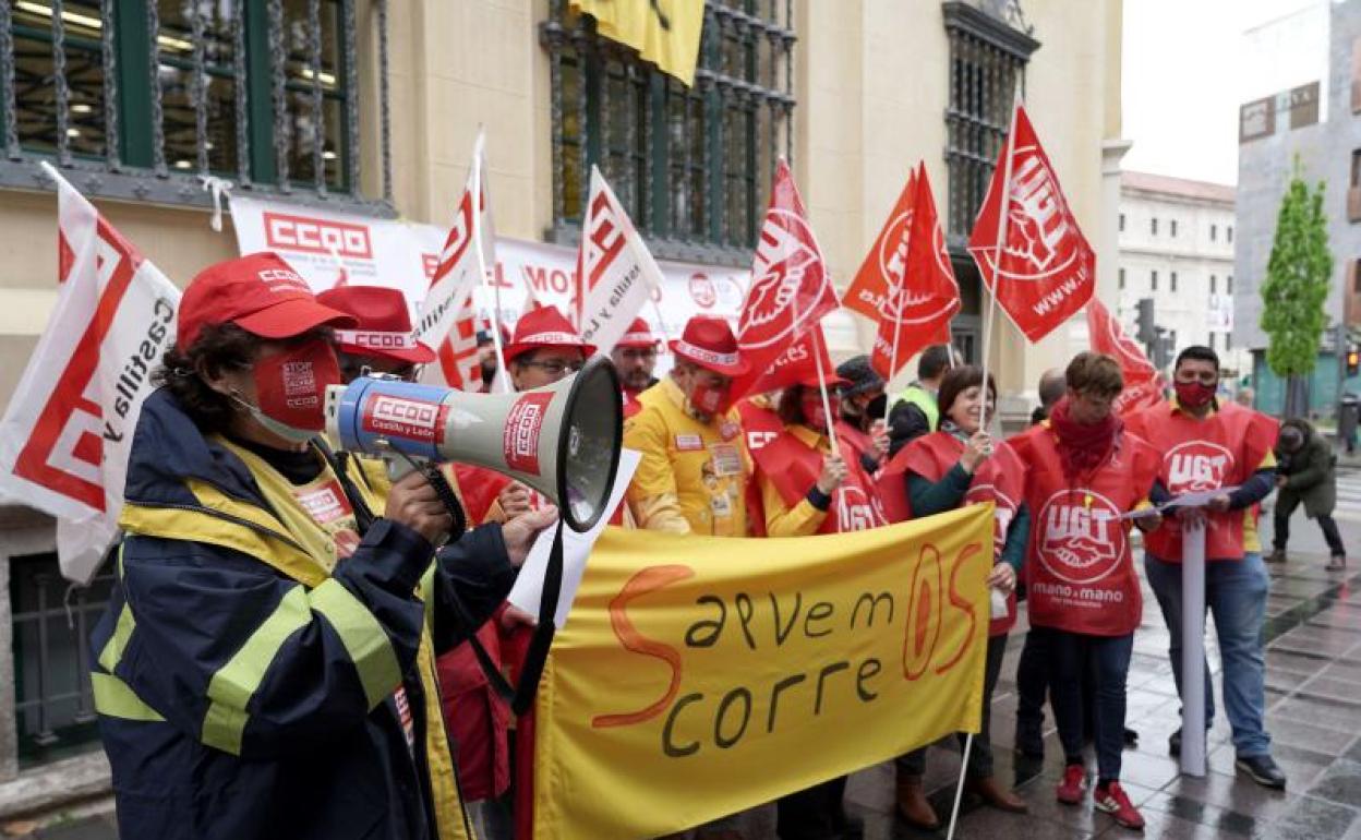 Concentración de trabajadores de Correos en Valladolid.