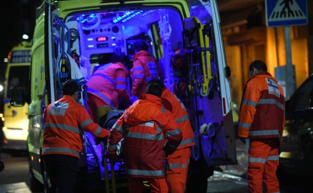 Los sanitarios introducen en la ambulancia a la herida tras el choque.