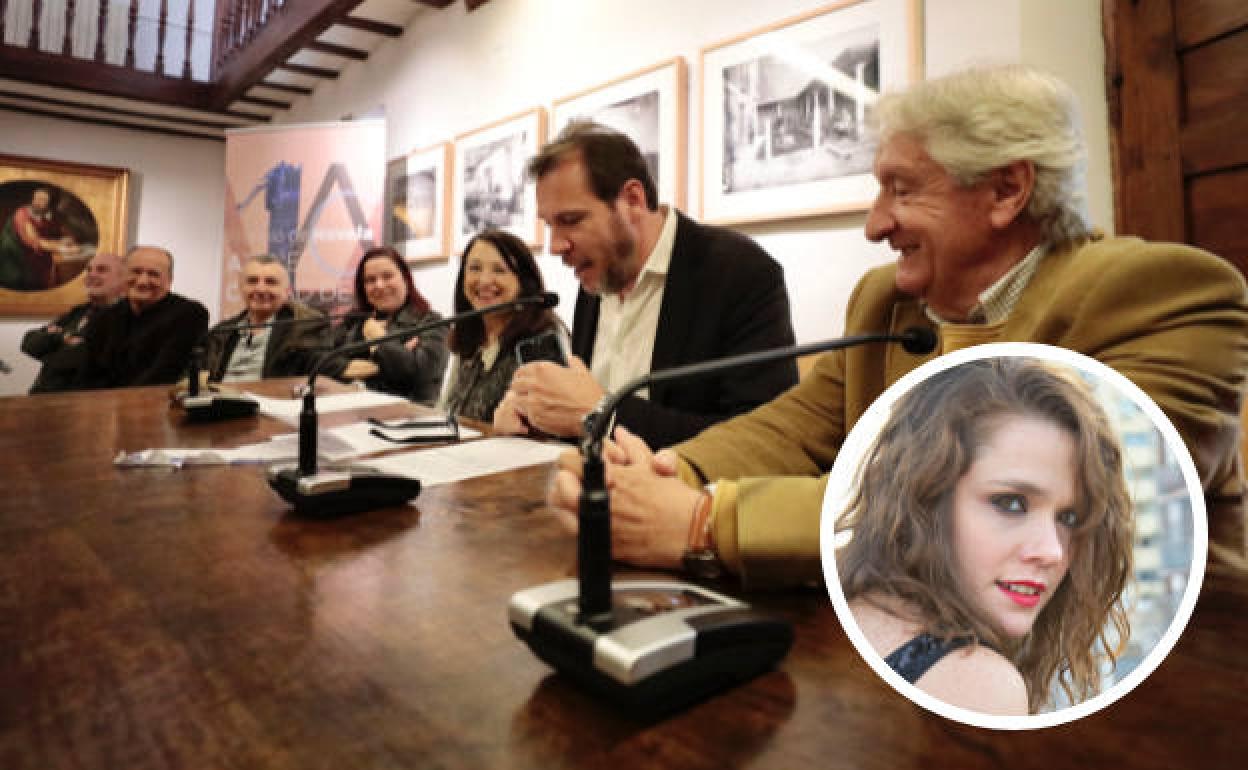 El alcalde, el jurado y los directivos del Ateneo, durante la llamada a la ganadora del premio de novela, Valeria Alonso. 