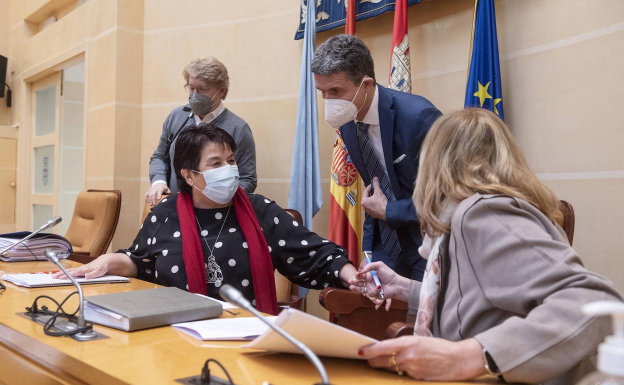 Clara Luquero conversa con Raquel de Frutos y Andrés Torquemada, con Jesús García al fondo, antes del pleno del pasado marzo. 